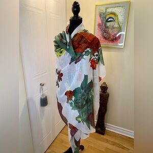 ✅Lord & Taylor floral design wrap scarf. White background/multicoloured print🌺🌸